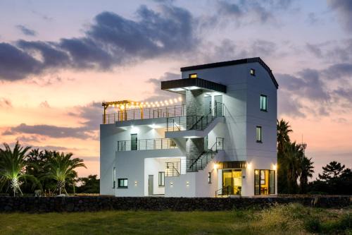 Hallim House | Relaxing Liverpool Escape with Spa & Private Pool