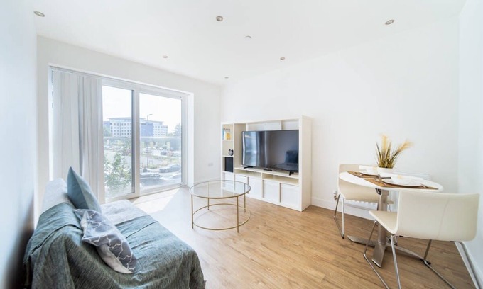 Luton Apartment | Modern 1-Bed Apartment with Parking and Wheelchair Access