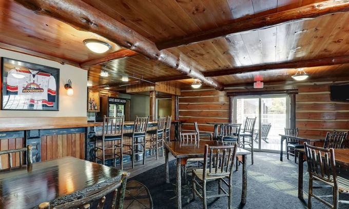 Peoria Hotel | Cozy Theme Suite with Fireplace in Stoney Creek Peoria
