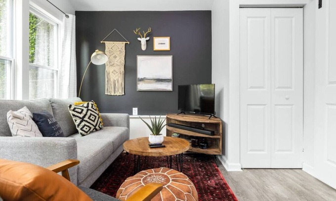 Mountain Brooke House | Stylish ATL Tiny House with Spa & Family-Friendly Amenities