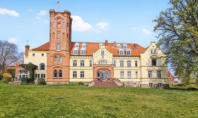 Lelkendorf Apartment | Living in the castle with panoramic views.