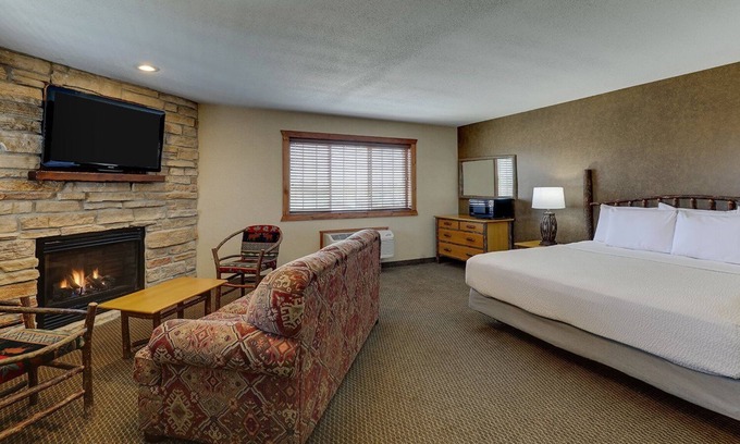 Galena Hotel | Relaxing Theme Suite with Fireplace at Stoney Creek Galena