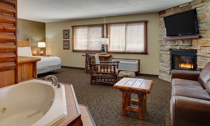 Galena Hotel | Inviting Theme Suite with Whirlpool & Pet-Friendly Amenities