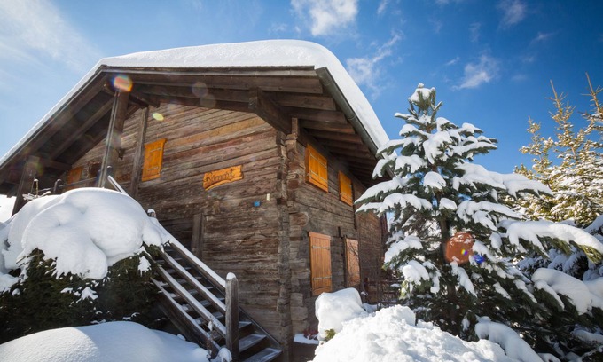 Verbier Apartment | Cozy Getaway with Fireplace and Modern Kitchen Amenities