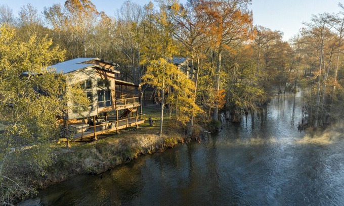 Broken Bow Cabin | Discover Living Waters Retreat: Riverfront Getaway in Broken Bow