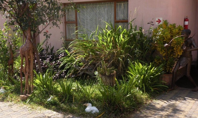Kasane House | Comfortable Liya Guest Lodge with Breakfast & Family Amenities