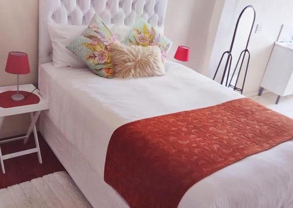 Umtata House | Budget-Friendly Liyoli Guesthouse with Refreshing Pool