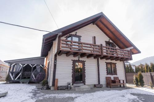 Mykulychyn House | Liz and Sophie