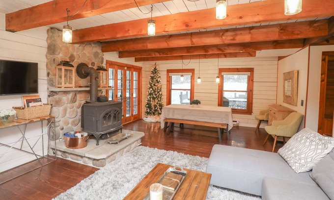 Bristol Hills Cabin | Unforgettable Stay at Lizzie's Cabin On The Hill - Rated 9.8