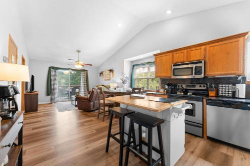 Indian Point Apartment | Experience Relaxation at Lizzy's Landing with Pool & Hot Tub