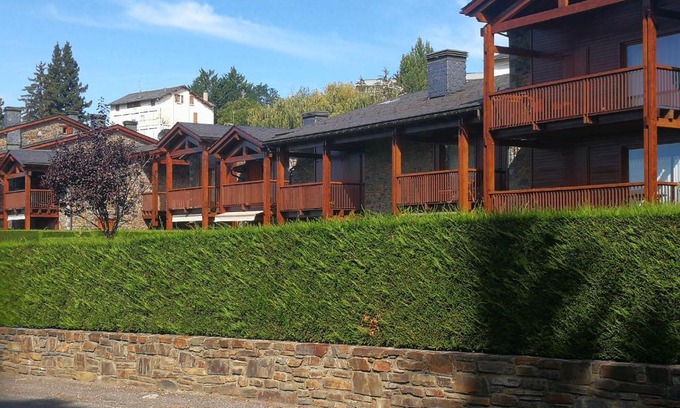 Osseja Apartment | Elegant Llac II: Pet & Child Friendly Retreat Awaits