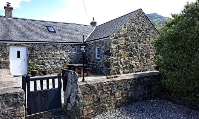 Garn Fadryn House | Experience Llain Fadarn: 4-Star, Pet-Friendly Retreat