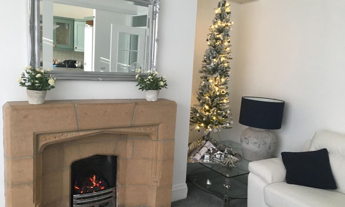 Llandudno Apartment | Bright 2-Bedroom Apt by the Pier with Ocean View