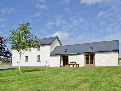 Whitland House | Discover Llanlliwe Cottage: A Family-Friendly Retreat