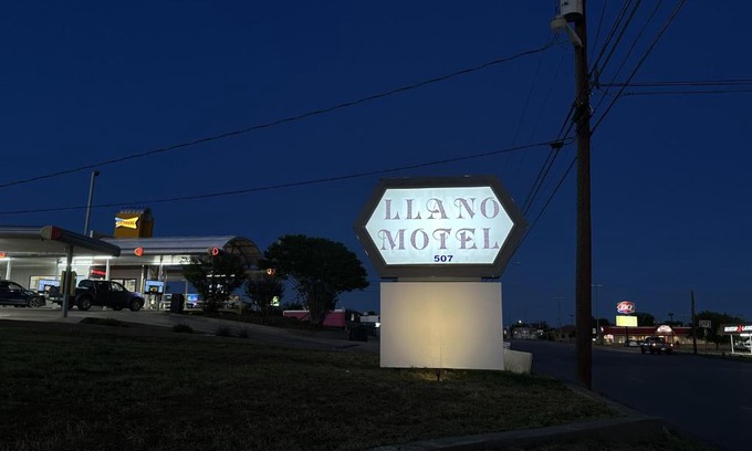 Llano Hotel | Pet Friendly Getaway at Llano Motel - Ideal for Families