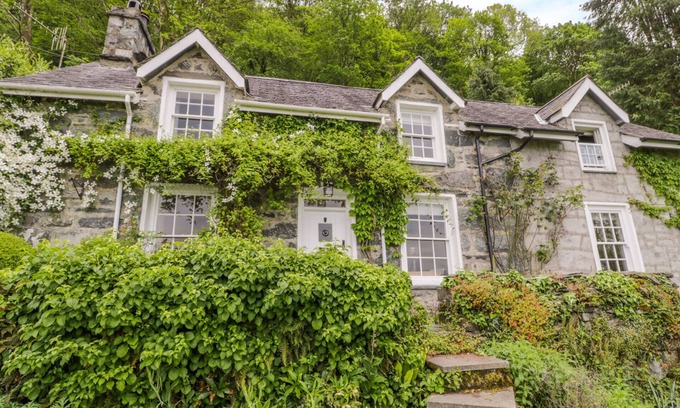 Harlech Cottage | Oceanfront Escape at Llety Perygl: Family & Pet Friendly!