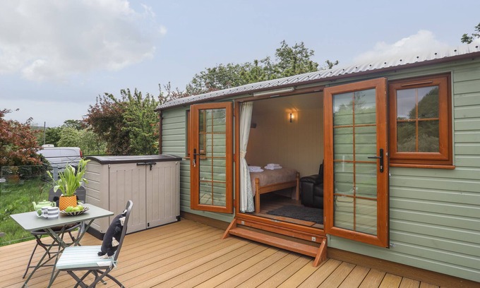 Llanrug Cottage | Pet-Friendly LLETY'R BUGAIL 2 with Garden in Llanrug