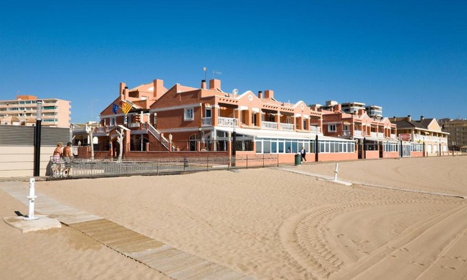 La Mata Apartment | Discover Lloyds Beach Club: Oceanfront Bliss Awaits You