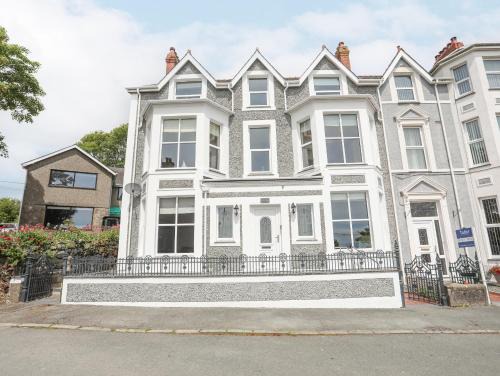 Criccieth House | Experience Family-Friendly Comfort at Llwyn Onn Hotel