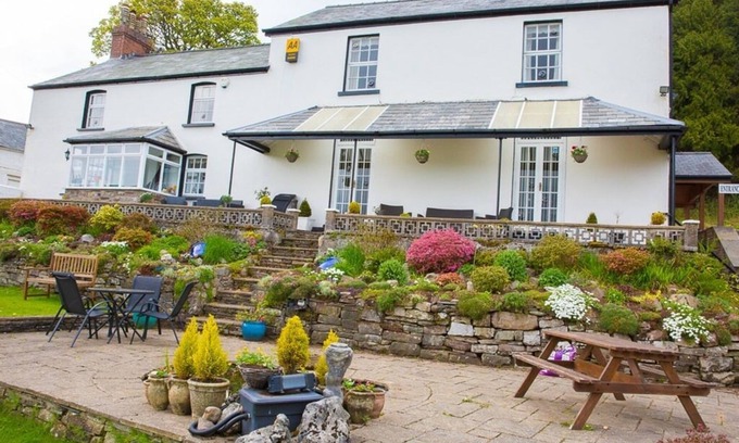 Merthyr Tydfil House | Welcoming Llwyn Onn Guest House with Pool and Breakfast