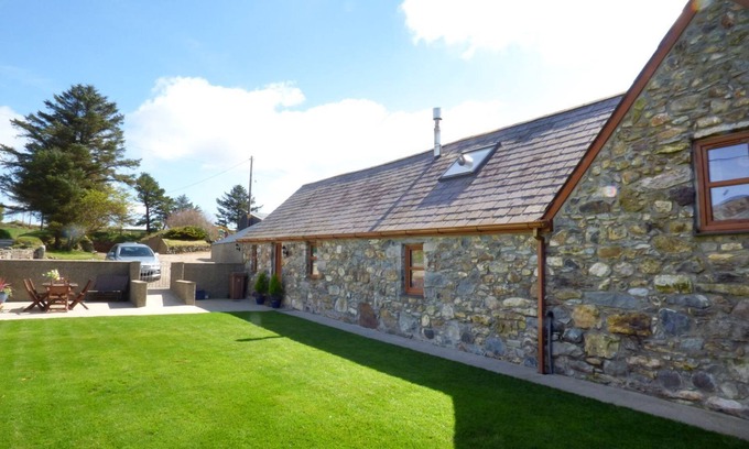 Pwllheli Cottage | Top-Rated Llynholidays Cae Garw Barn with Oceanfront Views