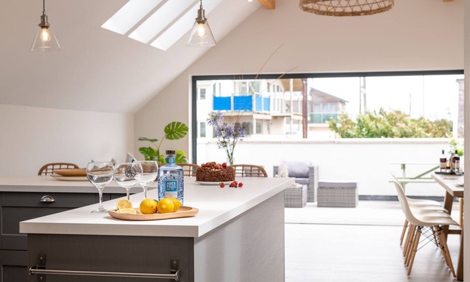 Rhosneigr House | Discover Llys Y Celeste: Pet-Friendly Retreat in Rhosneigr