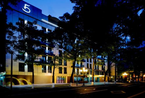 Yuexiu Hotel | Discover LN Hotel Five: Family-Friendly with Breakfast Included