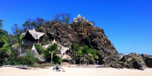 San Pedro Pochutla Hotel | Pet-Friendly Lo Cósmico with Ocean Views and Family Fun