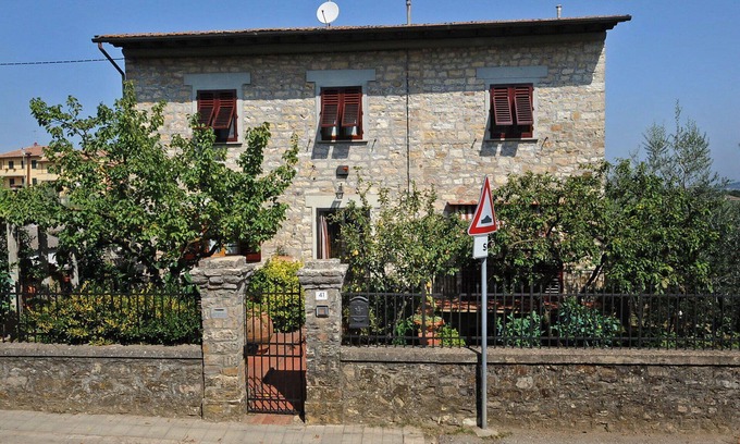 Mercatale Val di Pesa Apartment | Ideal Apartment for 6 with WIFI, Terrace & Parking Near Greve