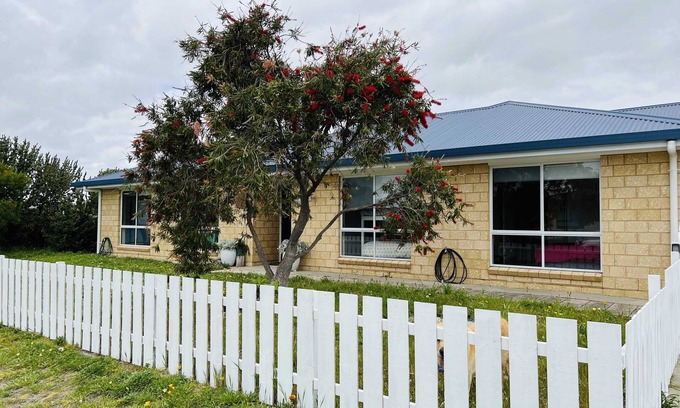 Waterhouse House | Lo Quay - Pet Friendly Retreat for Small Pets & Families