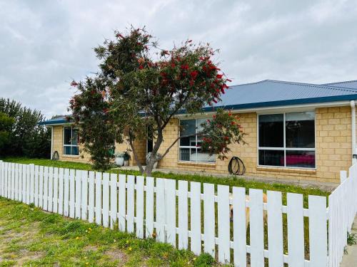 Waterhouse House | Pet-Friendly Escape at Lo Quay - Rated 10/10 by Guests