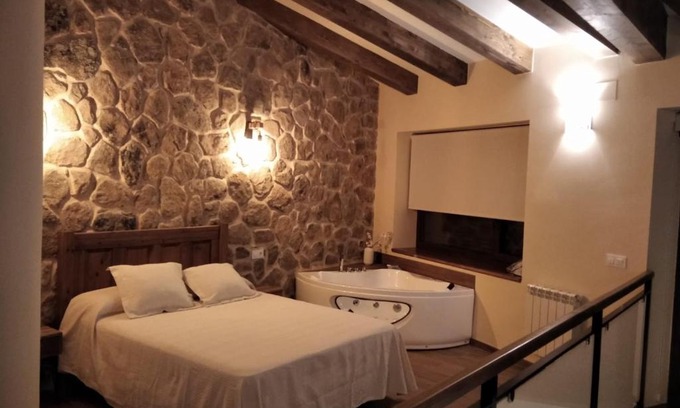 Cabezas Bajas House | Explore Loboratorio Rural - La Majada del Acebo Retreat