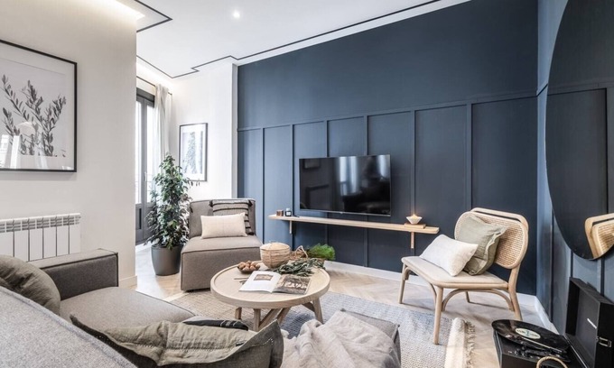 Trafalgar Apartment | Inviting Lobras: 4 Bedrooms Near Trafalgar with Great Amenities