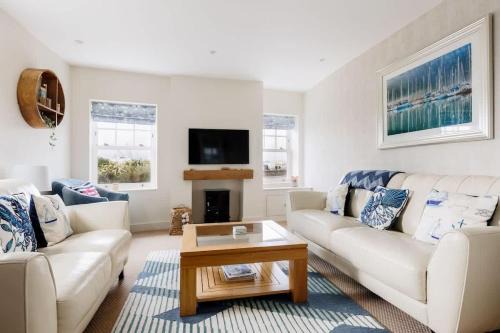 Poole House | Cozy Lobster Cottage: Family-Friendly Retreat with Breakfast