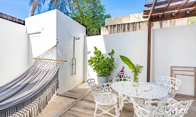 Parque House | Art Deco Retreat Steps from the Beach with Ocean View
