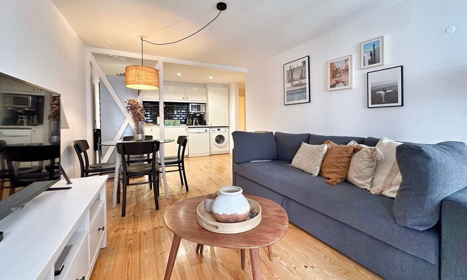 Santos Apartment | Cozy Apartment for 6 in Central Lisbon with Spa Access