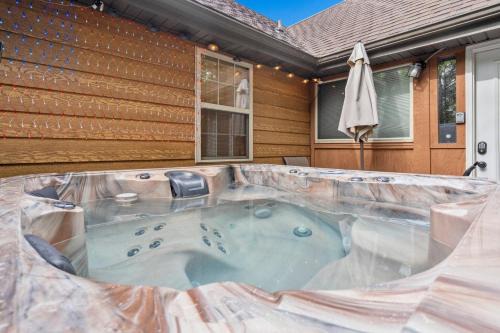 Branson West Cabin | Discover Local Hero Lodge: Family & Pet Friendly Retreat