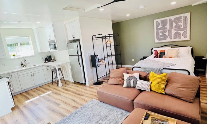 Estates at Canyon Crest Apartment | Tranquil Riverside Studio Near UCR - Family Friendly Stay