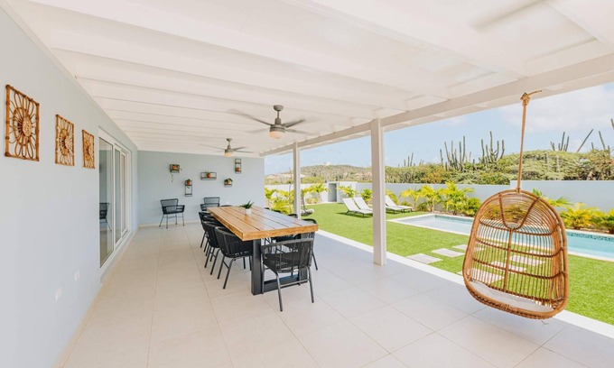 Jaburibari Villa | Cozy Villa with Pool & Large Patio for 10 Guests