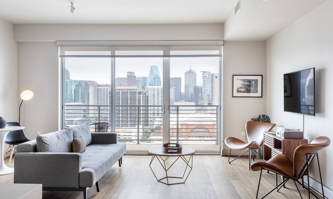 Uptown Apartment | Elegant Locale Victory Park - Dallas: Family-Friendly Bliss
