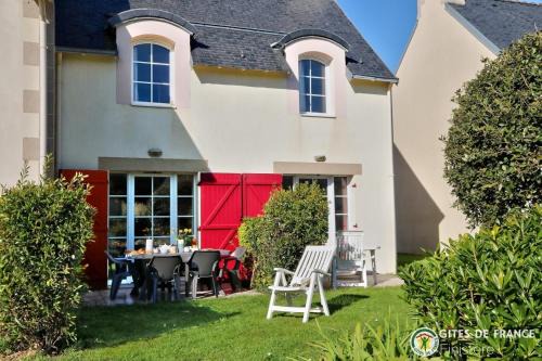 Guilvinec House | Seaside Haven: LocaLise - Maison E4 with Pool & Garden