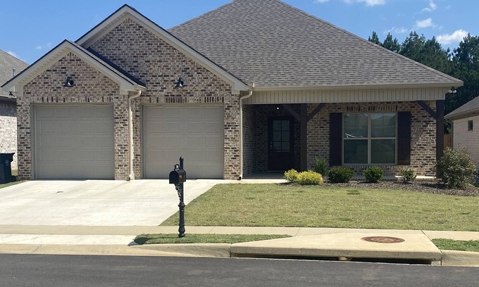 Northport House | Convenient Hotel Near UA Campus with Family-Friendly Amenities