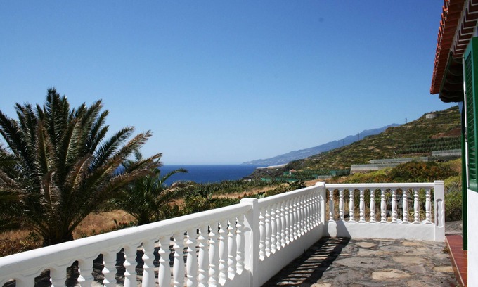 El Granel Cottage | Seaside Retreat: Enjoy Privacy with Breathtaking Views