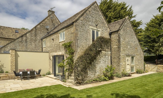 Chedworth Cottage | Tranquil Cats Abbey Cottage with Pool & Spa Amenities