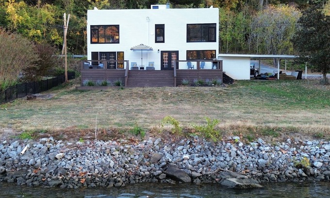 Chattanooga House | Scenic Retreat on the Tennessee River Near Downtown Chattanooga