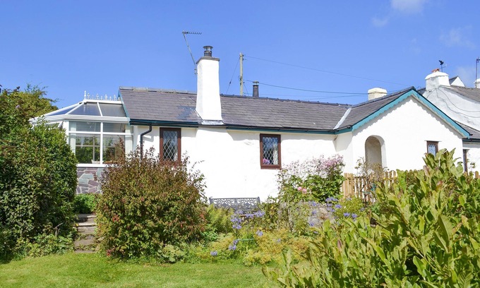 Llanddona Cottage | Tranquil Village Retreat with Ocean and Lake Views