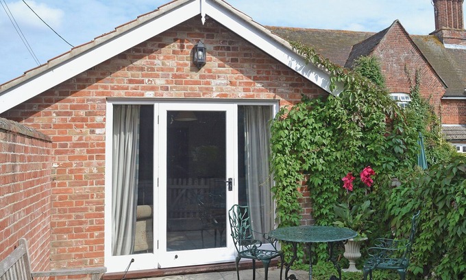 Harleston Cottage | Explore Norfolk & Suffolk: Pet-Friendly Haven with Breakfast