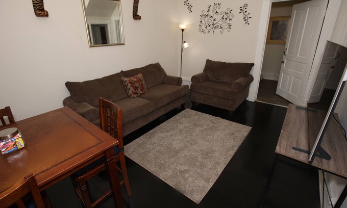 Vicksburg Apartment | Located in downtown area. Lovely 2 bedroom serviced duplex/ apartment space.