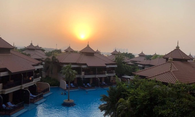 Palm Jumeirah House | Experience Palm Jumeirah's Lagoon Pool Views and Breakfast