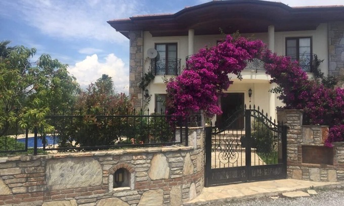 Dalyan City Center Villa | Discover Comfort in Maraş: Riverfront Dining & Top Amenities